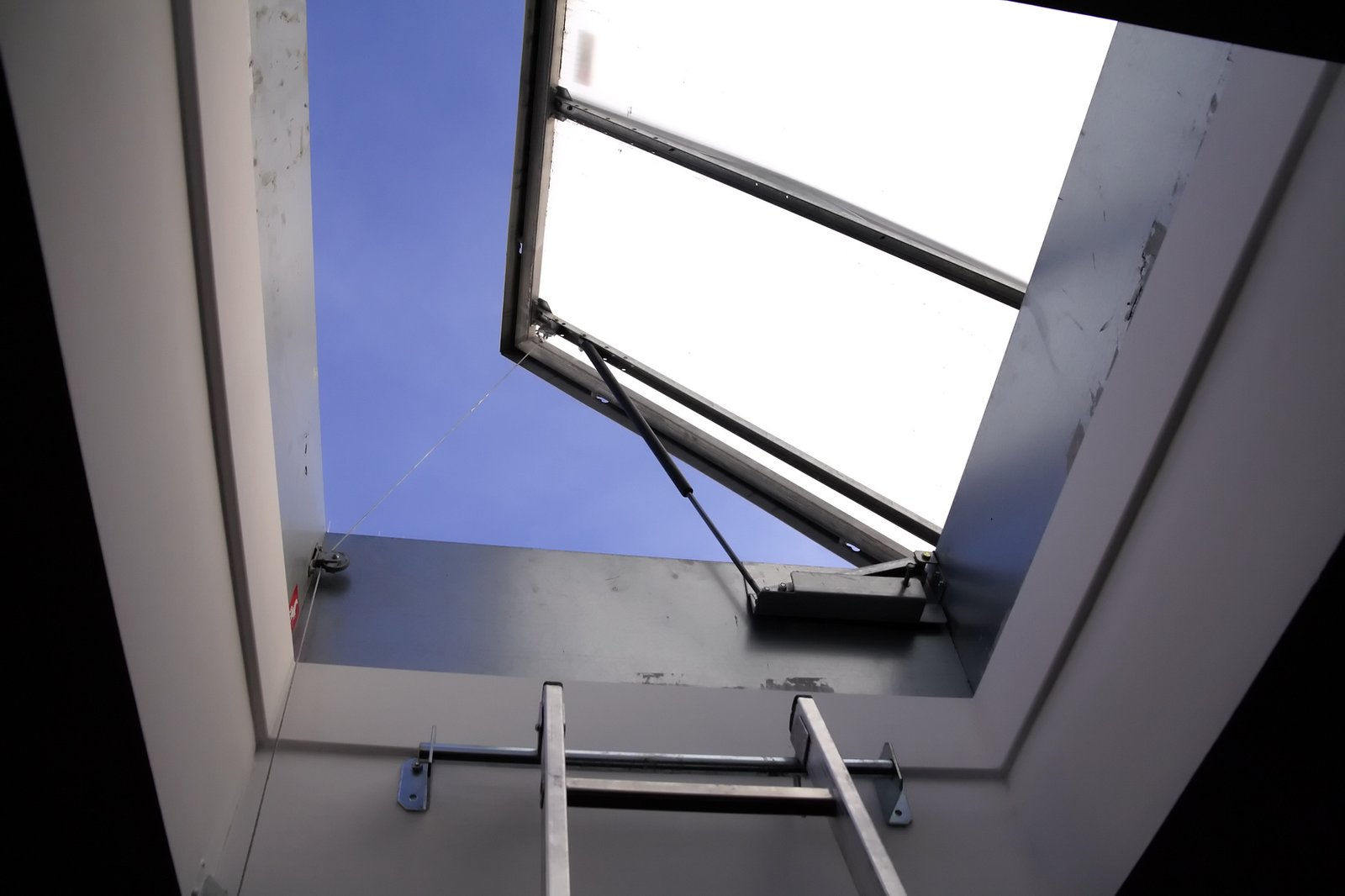 Trappe désenfumage installation - Conformité ERP Paris