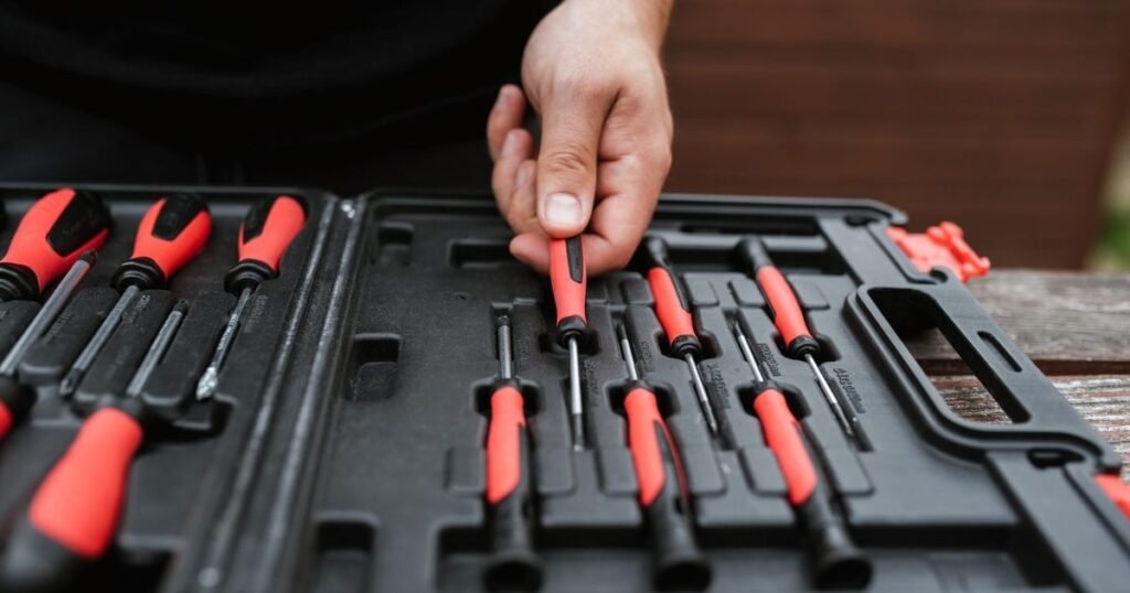 Mallette d'outils ouverte, utilisée pour la vérification des équipements de sécurité incendie