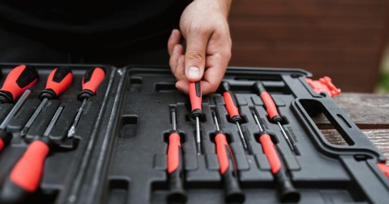 Mallette d'outils ouverte, utilisée pour la vérification des équipements de sécurité incendie