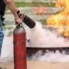 Exercice pratique d'extinction sur bac à feu avec un extincteur portatif