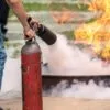 Exercice pratique d'extinction sur bac à feu avec un extincteur portatif