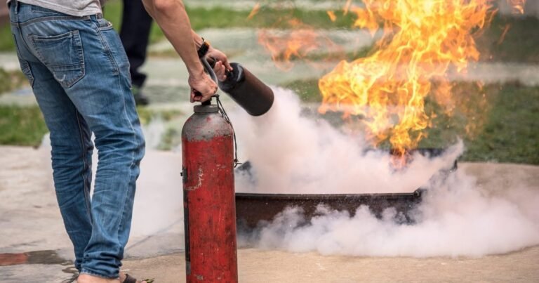 Exercice pratique d'extinction sur bac à feu avec un extincteur portatif