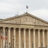 Façade du Palais Bourbon surmontée du drapeau français