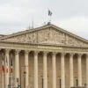 Façade du Palais Bourbon surmontée du drapeau français