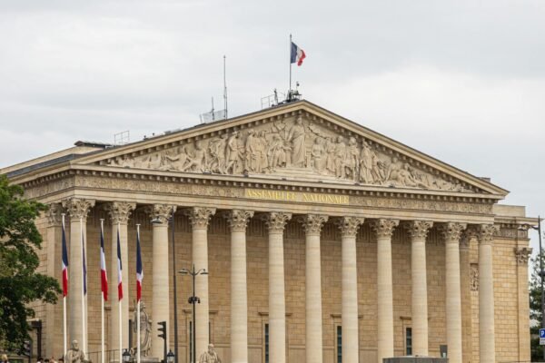 Façade du Palais Bourbon surmontée du drapeau français