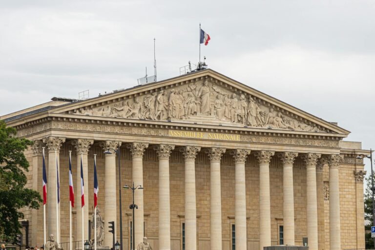 Façade du Palais Bourbon surmontée du drapeau français