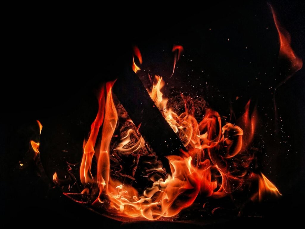 Braises et flammes illustrant la réaction au feu des matériaux