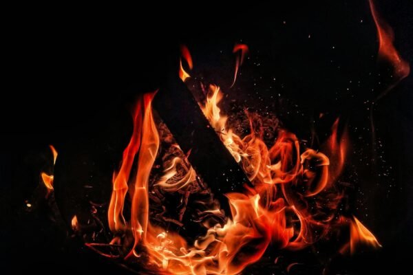 Braises et flammes illustrant la réaction au feu des matériaux