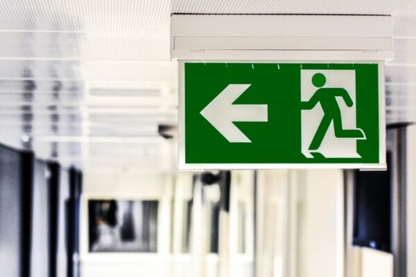 Bloc autonome d'éclairage de sécurité signalant une sortie de secours