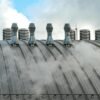Exutoires de désenfumage en toiture évacuant la fumée