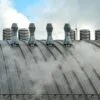 Exutoires de désenfumage en toiture évacuant la fumée