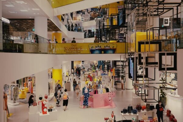 Galerie d'un centre commercial fréquentée par le public