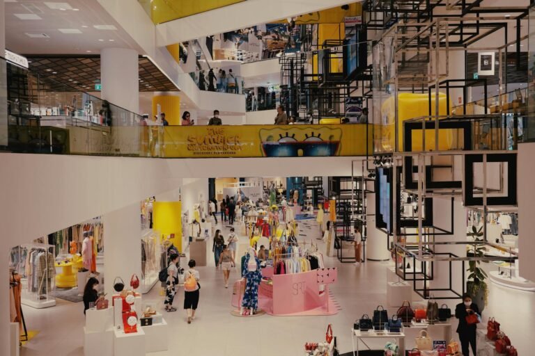 Galerie d'un centre commercial fréquentée par le public