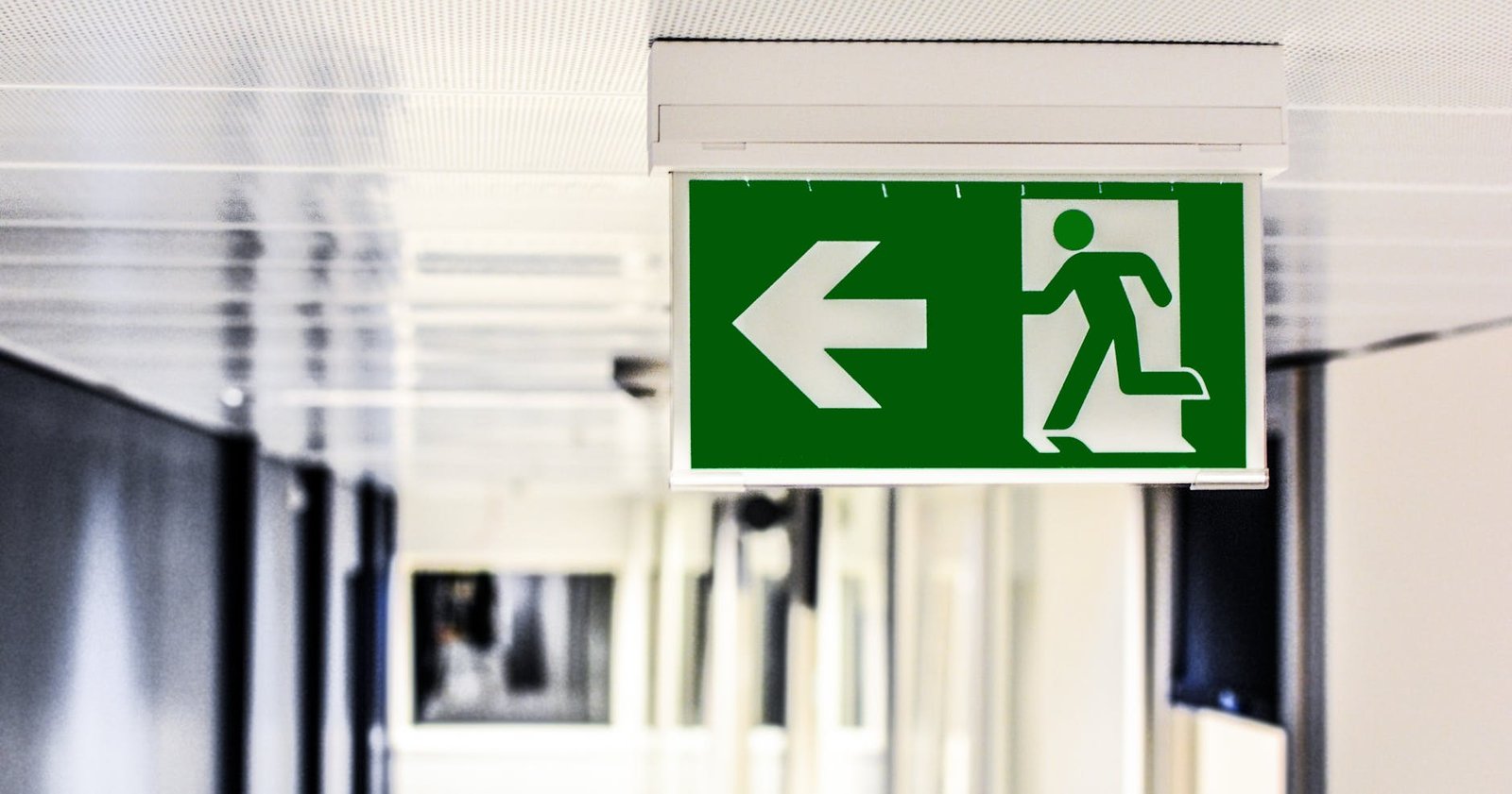 Bloc autonome d'eclairage de securite signalant une issue de secours