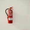 Vérification technique périodique de sécurité incendie - technicien inspectant un extincteur