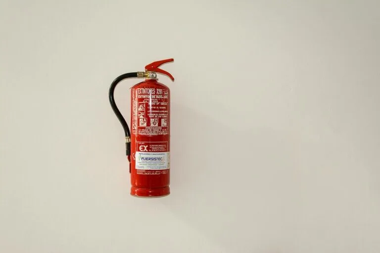 Vérification technique périodique de sécurité incendie - technicien inspectant un extincteur